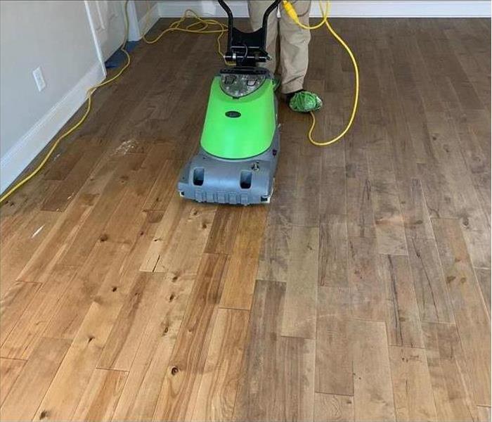 Machine cleaning hardwood floor